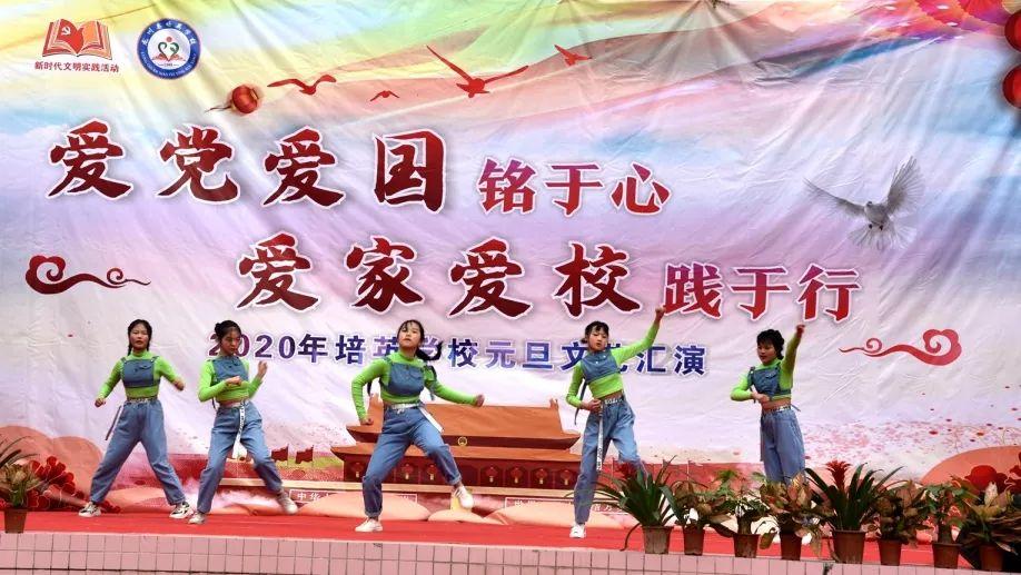35岁女子连生12个娃引争议!人生98个月都在怀孕,网友:不负责任太恶心!